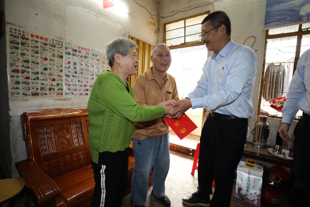 尊龙凯时开展新春慰问“送温暖”活动2.jpg