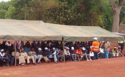 捐赠拖沓机 修建储水坝 马里锂矿项目公司起劲支持社区生长1.png