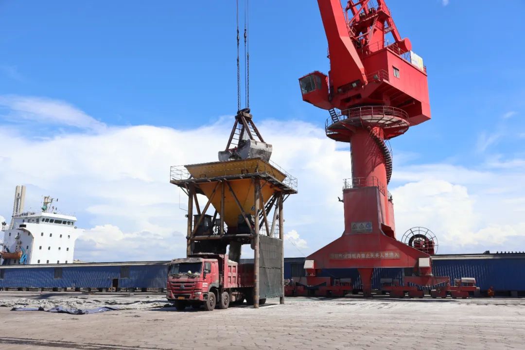 锂精矿到港 回转窑燃烧 星之海氢氧化锂项目建设进入冲刺阶段1.jpg