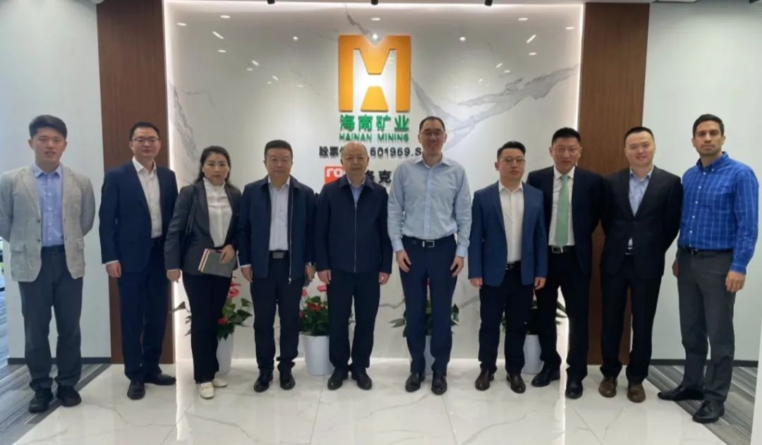 中国能建易普力公司客人到访尊龙凯时上海中心