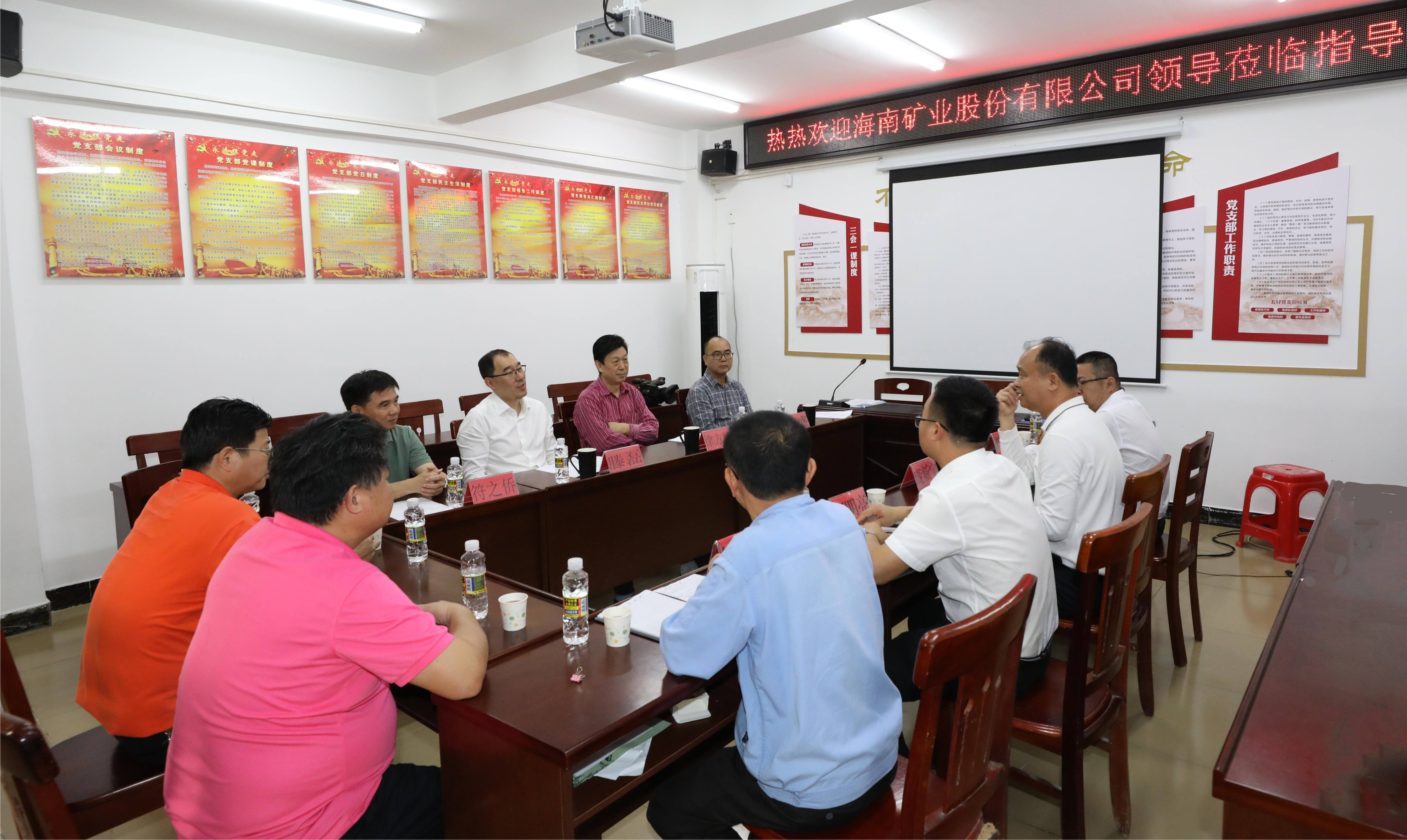 尊龙凯时总裁滕磊到兴诗村开展调研与慰问