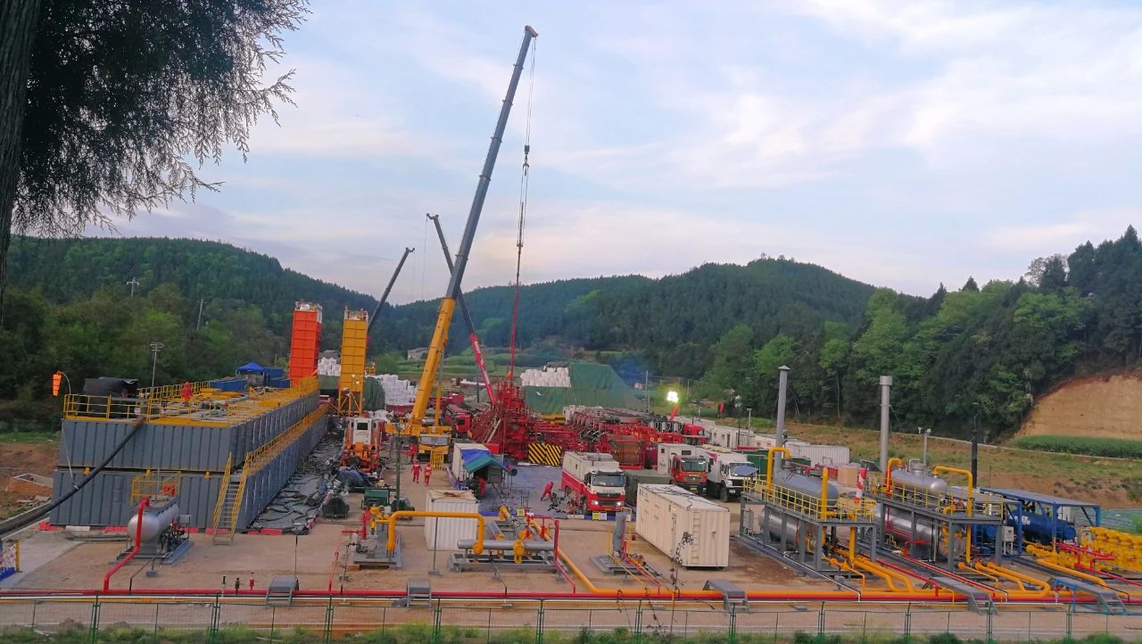 洛克石油八角场气田历史最大规模压裂作业顺遂完工