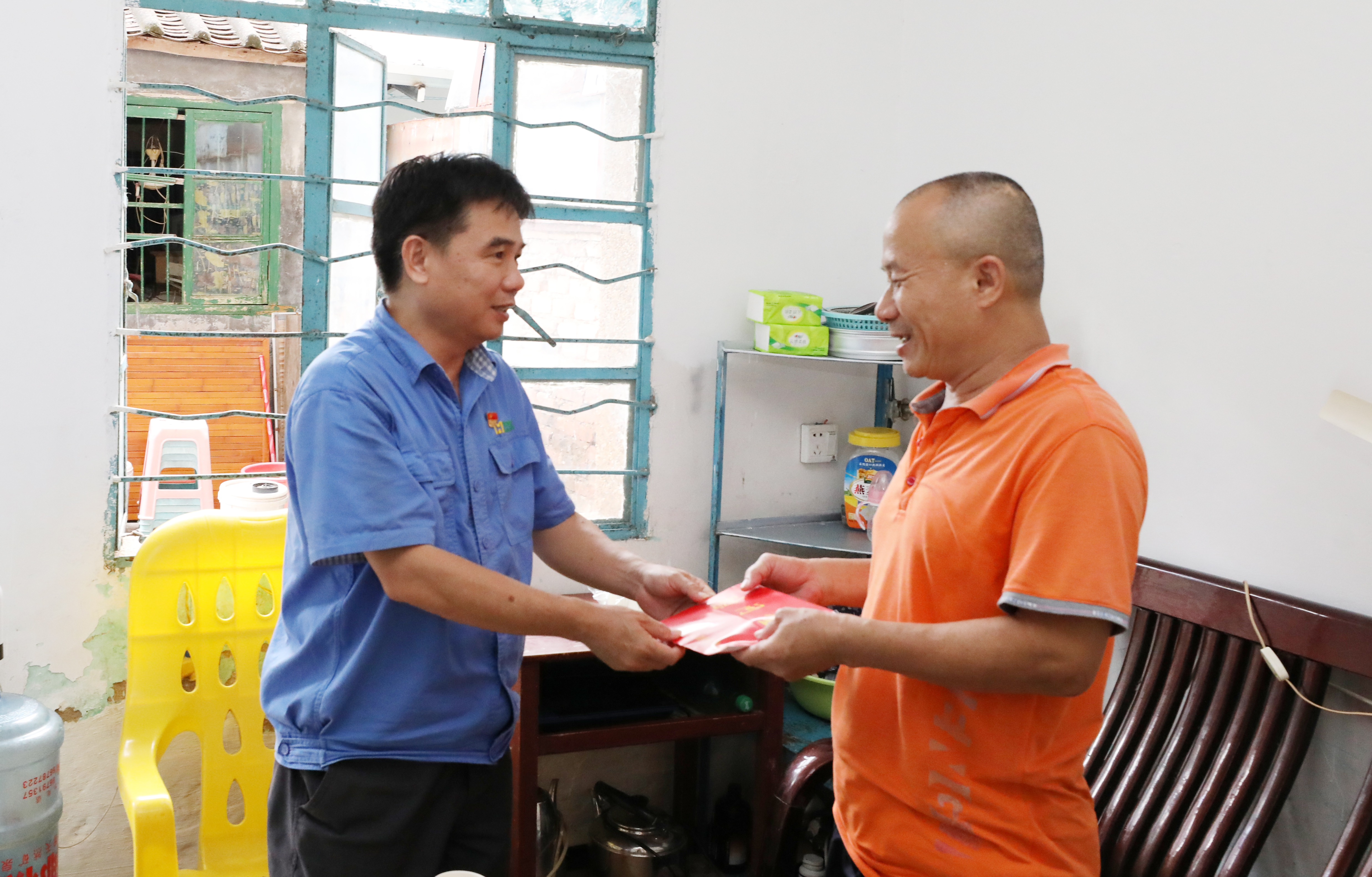 尊龙凯时对难题员工子女开展“金秋助学”慰问