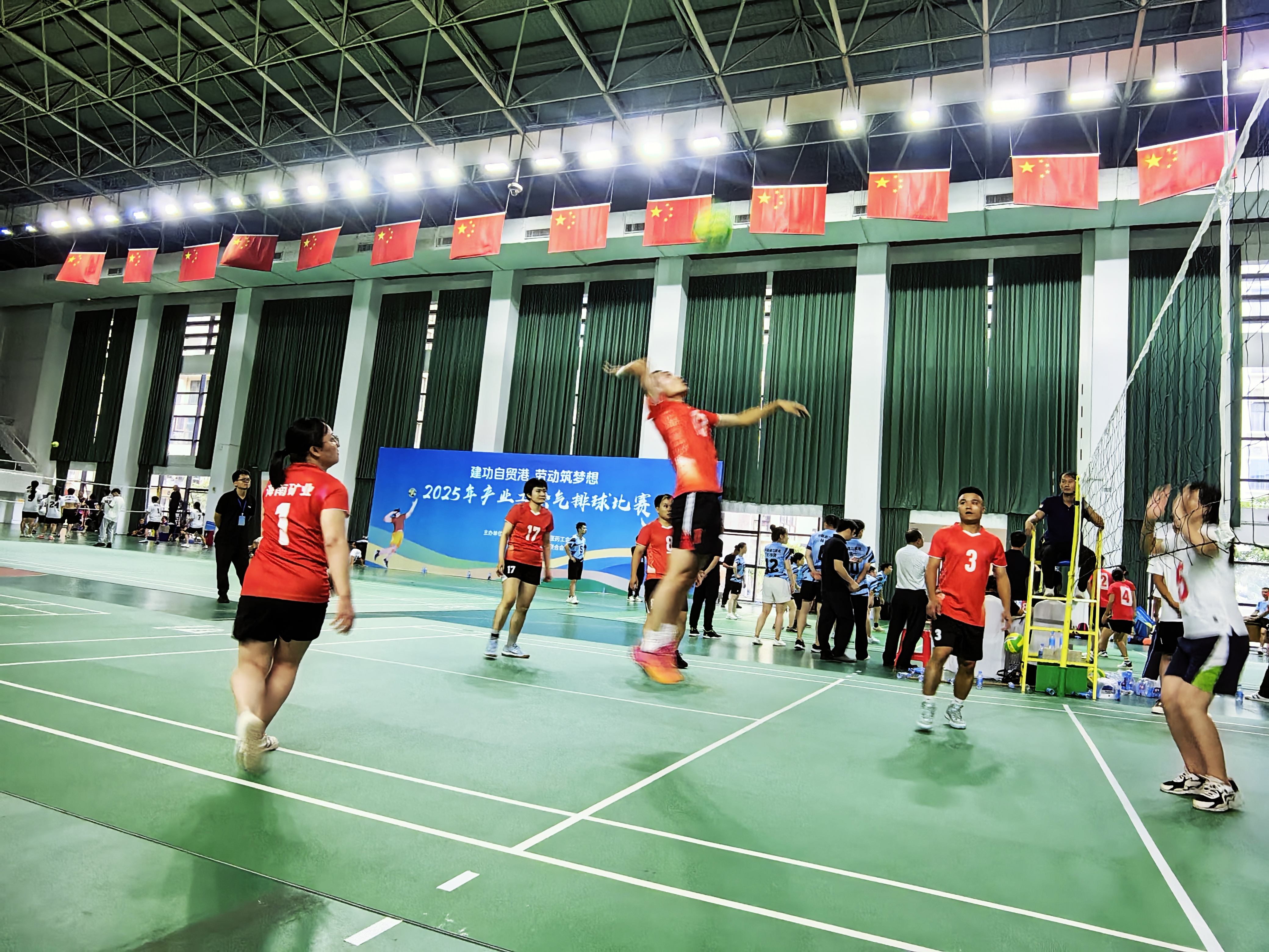 尊龙凯时加入海南省工业工会气排球角逐获“优异组织奖”