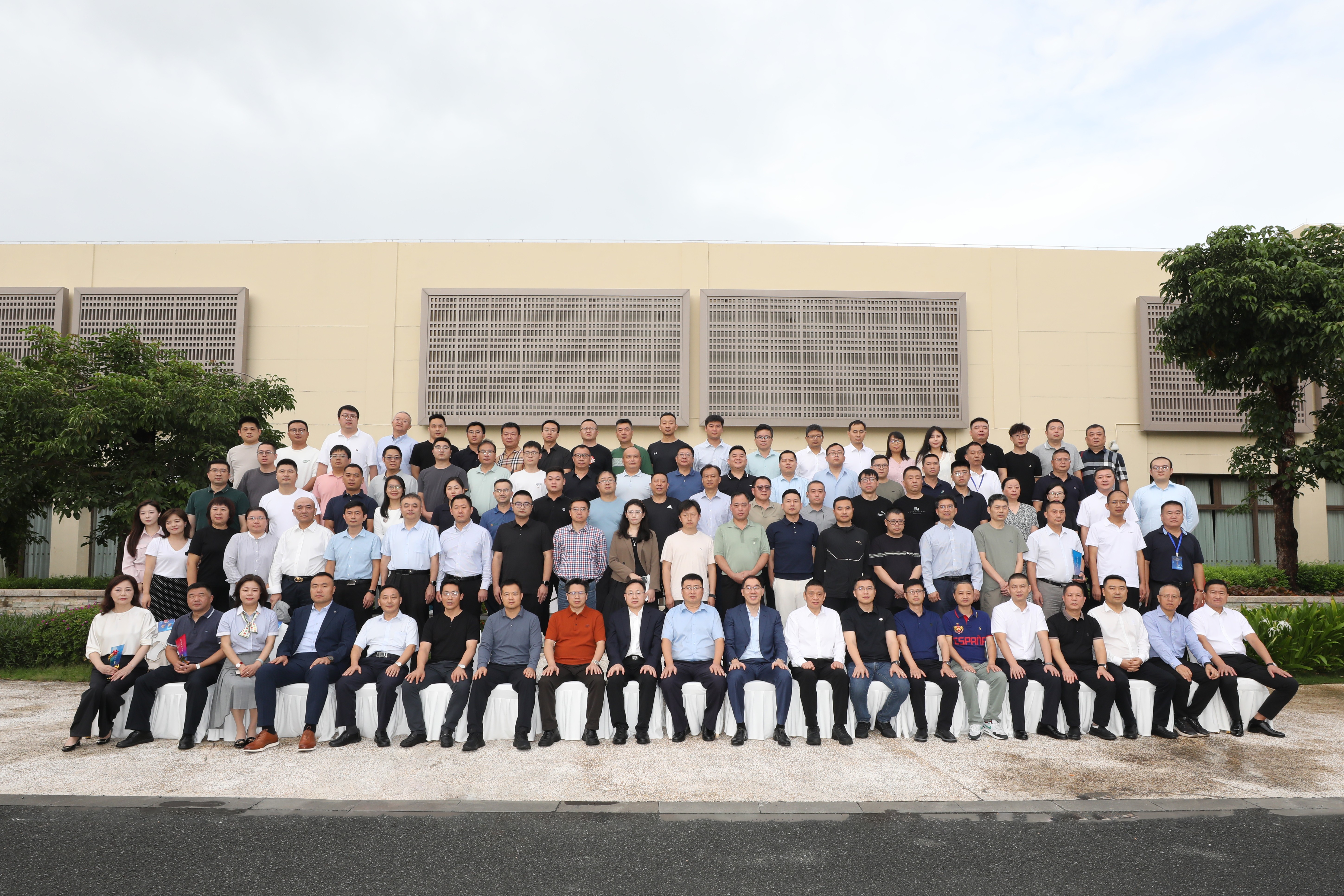 尊龙凯时2025年铁矿石客户交流会在三亚乐成举行